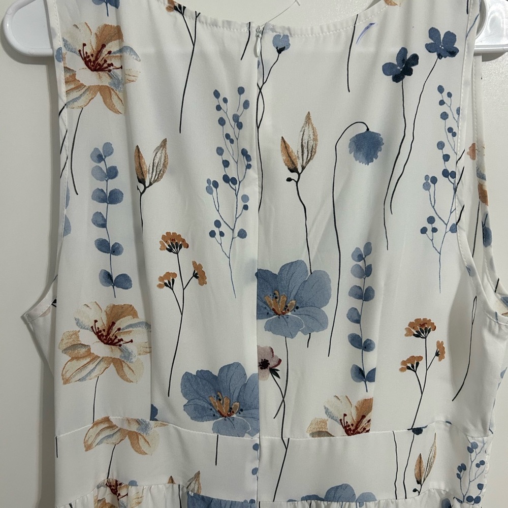 White dress with flowers. Used but in good condition. Size 14 - Picture 5 of 6